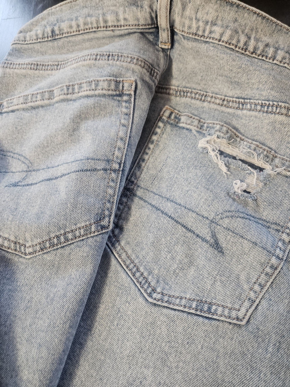 American Eagle Outfitters Light Wash Distressed Womens Jeans